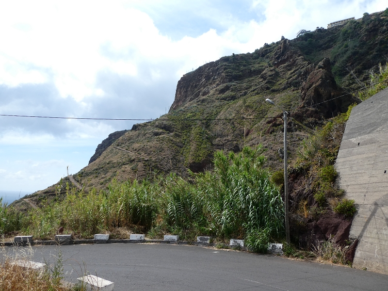 12.07.2018 Levadaentdeckungen auf dem Rückweg von Paul do Mar, Miradouro da Faja da Ovelha — Strassenverlauf des östlichen Astes — Foto 3