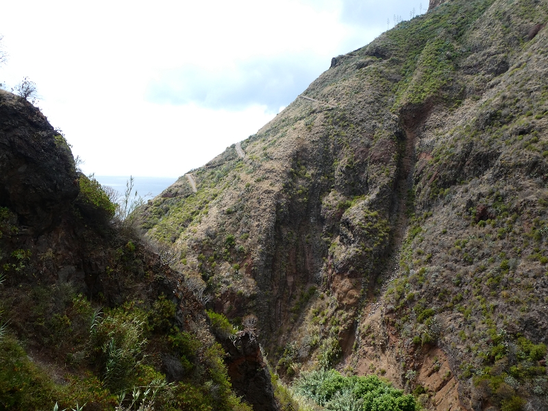 12.07.2018 Levadaentdeckungen auf dem Rückweg von Paul do Mar, Miradouro da Faja da Ovelha — Kleine Levada aus der Ribeira das Galinhas (westlicher Ast) — Foto 1