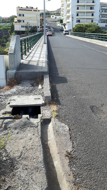 12 de agosto de 2017 Volta de aquecimento no trilho do Caniço em redor de Reis Magos e Assomada — A ponte da autoestrada também é atravessada por um tubo da Levada dos Zimbreiros — foto 2