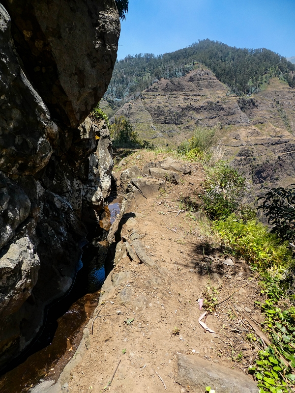 13.05.2019 Ein neuer Aufstieg von Meia Legua nach Eira do Mourao, und die Rätsel der s der Levadas de Baixo und Meio — Na Levada de Baixo — foto 13