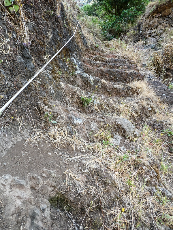 13.05.2019 Ein neuer Aufstieg von Meia Legua nach Eira do Mourao, und die Rätsel der s der Levadas de Baixo und Meio — Troço com corda e degraus desbravados — foto 1