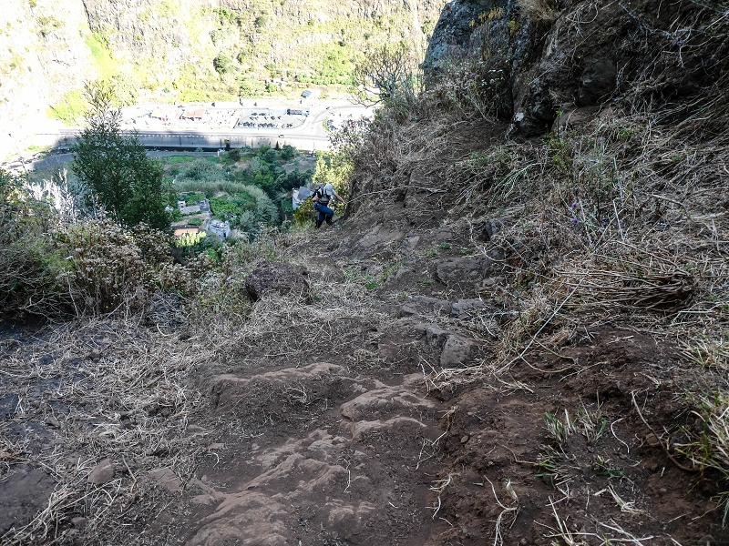 13.05.2019 Ein neuer Aufstieg von Meia Legua nach Eira do Mourao, und die Rätsel der s der Levadas de Baixo und Meio — Troço com corda e degraus desbravados — foto 3