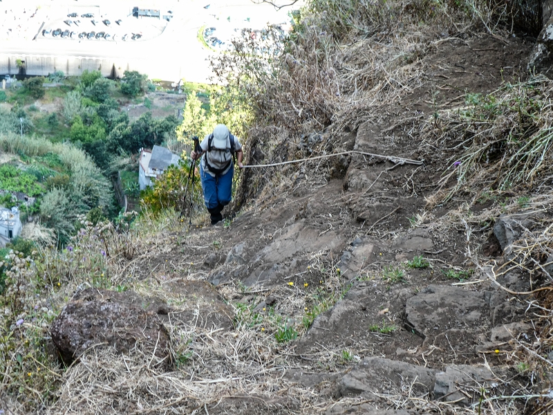 13.05.2019 Ein neuer Aufstieg von Meia Legua nach Eira do Mourao, und die Rätsel der s der Levadas de Baixo und Meio — Troço com corda e degraus desbravados — foto 4