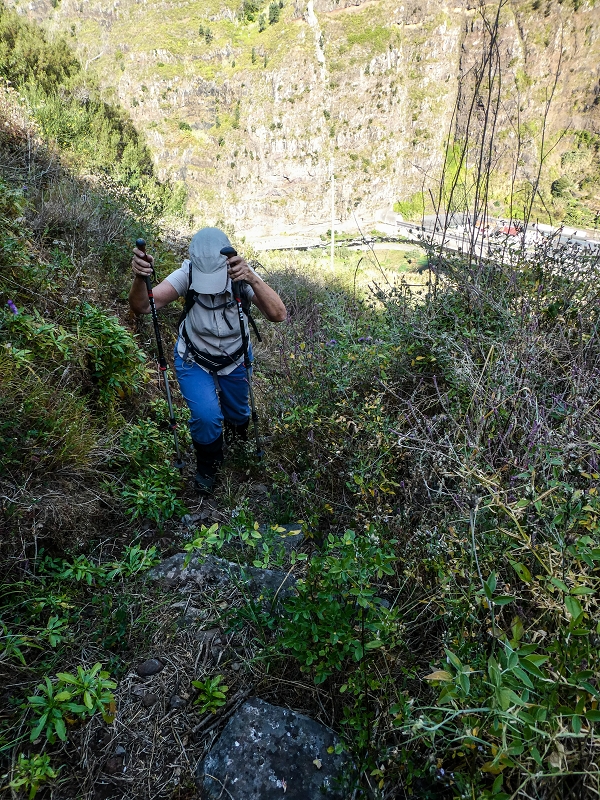 13.05.2019 Ein neuer Aufstieg von Meia Legua nach Eira do Mourao, und die Rätsel der s der Levadas de Baixo und Meio — Troço com corda e degraus desbravados — foto 9