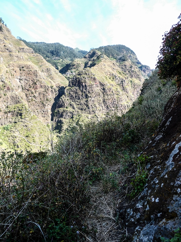 13.05.2019 Ein neuer Aufstieg von Meia Legua nach Eira do Mourao, und die Rätsel der s der Levadas de Baixo und Meio — A casa-gruta — foto 10