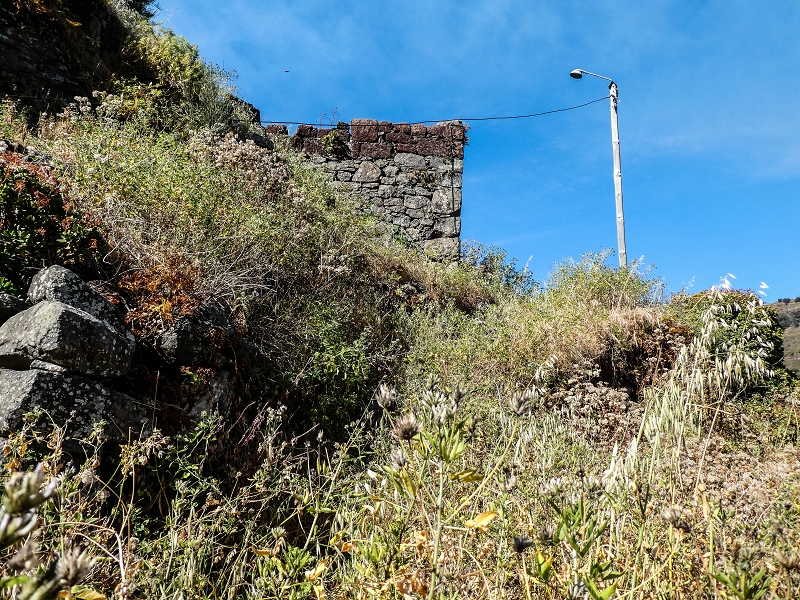 13.05.2019 Ein neuer Aufstieg von Meia Legua nach Eira do Mourao, und die Rätsel der s der Levadas de Baixo und Meio — Casas em ruína com divisões na rocha — foto 1