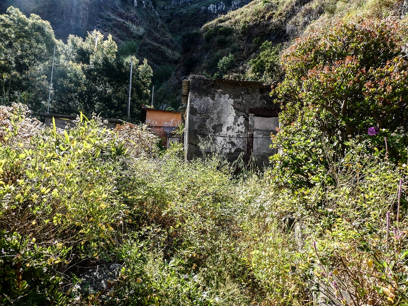 13.05.2019 Ein neuer Aufstieg von Meia Legua nach Eira do Mourao, und die Rätsel der s der Levadas de Baixo und Meio — Casas em ruína com divisões na rocha — foto 2