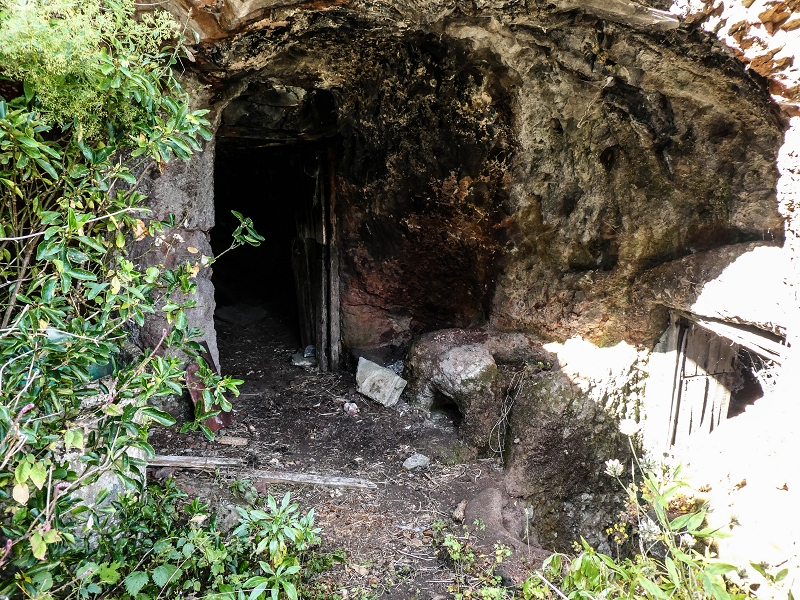 13.05.2019 Ein neuer Aufstieg von Meia Legua nach Eira do Mourao, und die Rätsel der s der Levadas de Baixo und Meio — Casas em ruína com divisões na rocha — foto 3