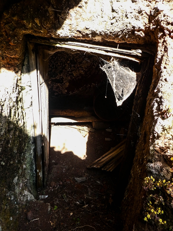 13.05.2019 Ein neuer Aufstieg von Meia Legua nach Eira do Mourao, und die Rätsel der s der Levadas de Baixo und Meio — Casas em ruína com divisões na rocha — foto 4