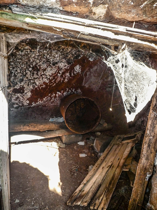 13.05.2019 Ein neuer Aufstieg von Meia Legua nach Eira do Mourao, und die Rätsel der s der Levadas de Baixo und Meio — Casas em ruína com divisões na rocha — foto 5