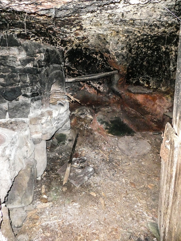 13.05.2019 Ein neuer Aufstieg von Meia Legua nach Eira do Mourao, und die Rätsel der s der Levadas de Baixo und Meio — Casas em ruína com divisões na rocha — foto 6