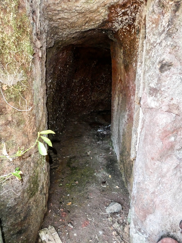 13.05.2019 Ein neuer Aufstieg von Meia Legua nach Eira do Mourao, und die Rätsel der s der Levadas de Baixo und Meio — Casas em ruína com divisões na rocha — foto 7