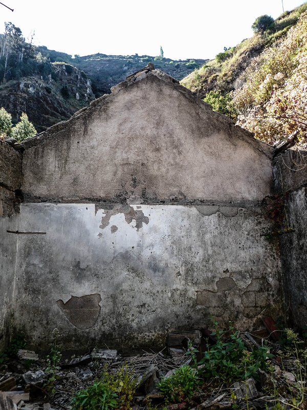 13.05.2019 Ein neuer Aufstieg von Meia Legua nach Eira do Mourao, und die Rätsel der s der Levadas de Baixo und Meio — Casas em ruína com divisões na rocha — foto 8