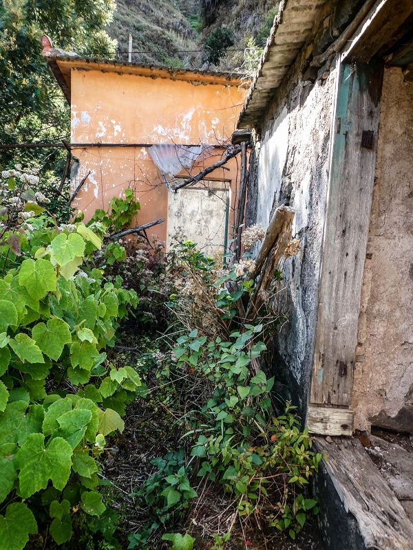 13.05.2019 Ein neuer Aufstieg von Meia Legua nach Eira do Mourao, und die Rätsel der s der Levadas de Baixo und Meio — Casas em ruína com divisões na rocha — foto 9