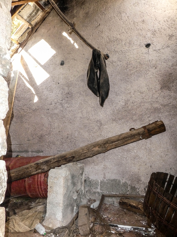 13.05.2019 Ein neuer Aufstieg von Meia Legua nach Eira do Mourao, und die Rätsel der s der Levadas de Baixo und Meio — Casas em ruína com divisões na rocha — foto 10