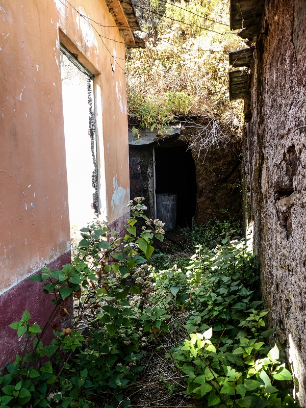 13.05.2019 Ein neuer Aufstieg von Meia Legua nach Eira do Mourao, und die Rätsel der s der Levadas de Baixo und Meio — Casas em ruína com divisões na rocha — foto 11