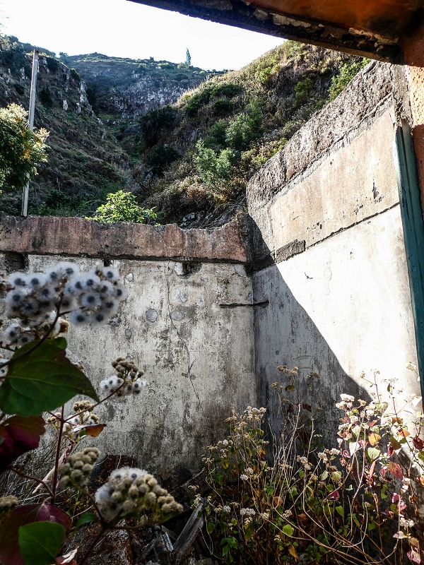 13.05.2019 Ein neuer Aufstieg von Meia Legua nach Eira do Mourao, und die Rätsel der s der Levadas de Baixo und Meio — Casas em ruína com divisões na rocha — foto 12