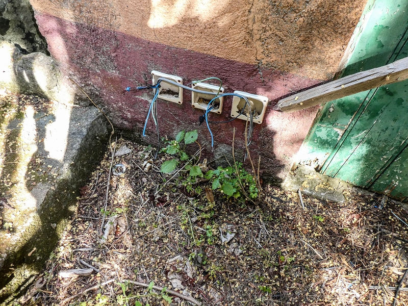 13.05.2019 Ein neuer Aufstieg von Meia Legua nach Eira do Mourao, und die Rätsel der s der Levadas de Baixo und Meio — Casas em ruína com divisões na rocha — foto 14