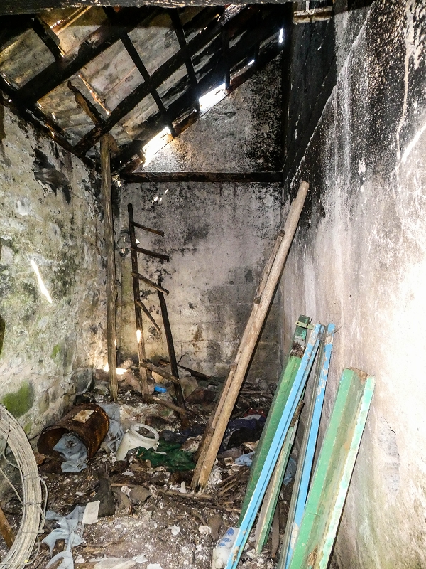 13.05.2019 Ein neuer Aufstieg von Meia Legua nach Eira do Mourao, und die Rätsel der s der Levadas de Baixo und Meio — Casas em ruína com divisões na rocha — foto 15