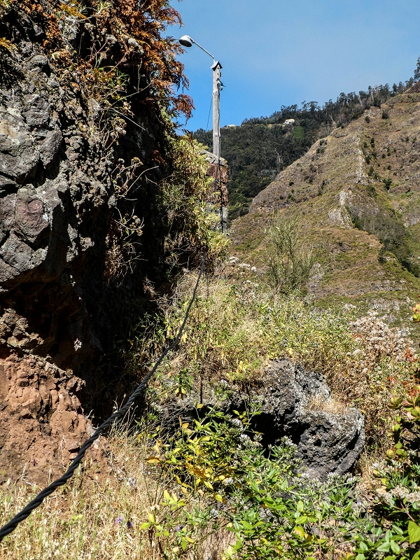 13.05.2019 Ein neuer Aufstieg von Meia Legua nach Eira do Mourao, und die Rätsel der s der Levadas de Baixo und Meio — Casas em ruína com divisões na rocha — foto 16