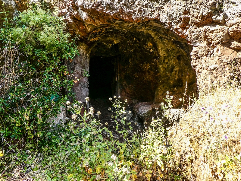 13.05.2019 Ein neuer Aufstieg von Meia Legua nach Eira do Mourao, und die Rätsel der s der Levadas de Baixo und Meio — Casas em ruína com divisões na rocha — foto 17