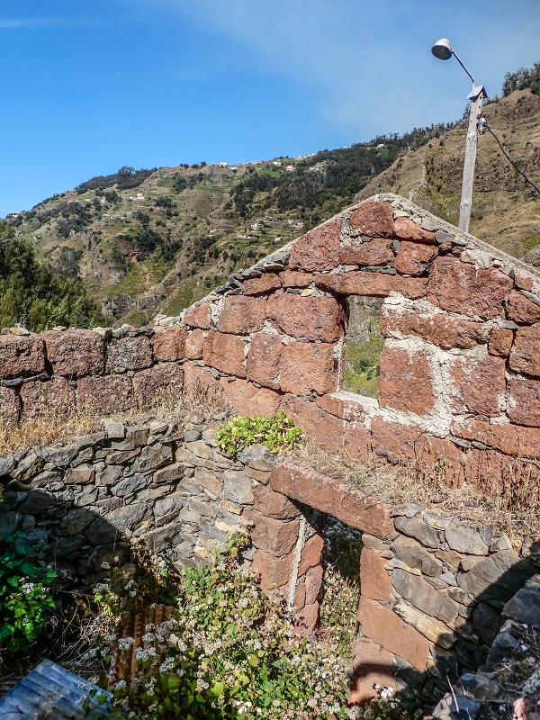 13.05.2019 Ein neuer Aufstieg von Meia Legua nach Eira do Mourao, und die Rätsel der s der Levadas de Baixo und Meio — Casas em ruína com divisões na rocha — foto 18