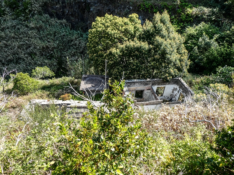 13.05.2019 Ein neuer Aufstieg von Meia Legua nach Eira do Mourao, und die Rätsel der s der Levadas de Baixo und Meio — Casas em ruína com divisões na rocha — foto 19