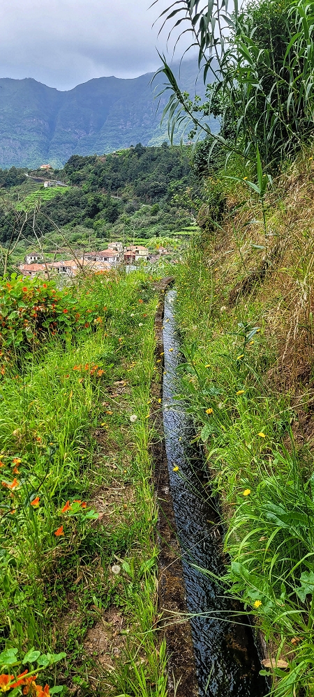 13.06.2022 3 neue Levadas westlich von Rosario — A passagem do ribeiro como ponte de tubagem — foto 5