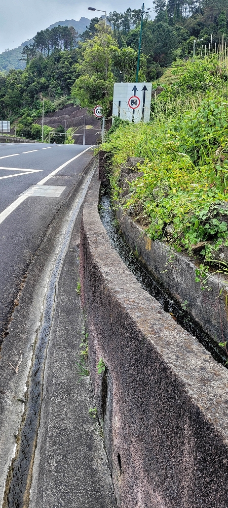 Levada do Poio — Querung der VE4 und der weiteren Strassen — Foto 3