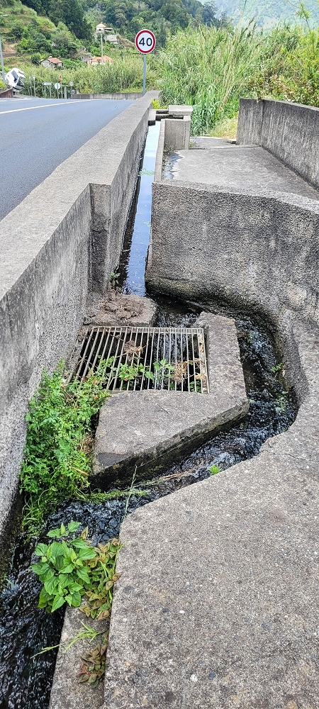 Levada do Poio — Querung der VE4 und der weiteren Strassen — Foto 1