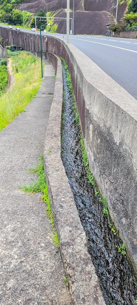 Levada do Poio — Die ersten Meter in der Stützmauer der Ribeira da Vargem — Foto 7
