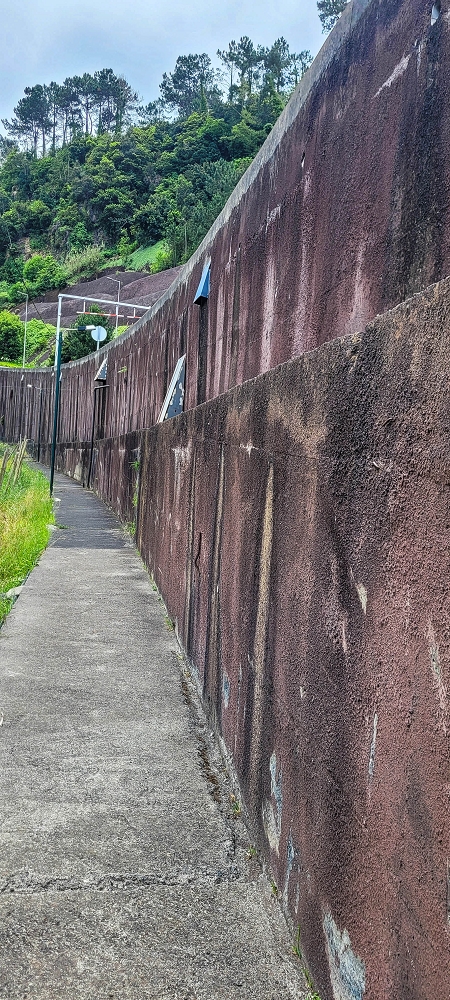 Levada do Poio — Die ersten Meter in der Stützmauer der Ribeira da Vargem — Foto 5
