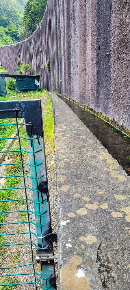 Levada do Poio — Die ersten Meter in der Stützmauer der Ribeira da Vargem — Foto 1
