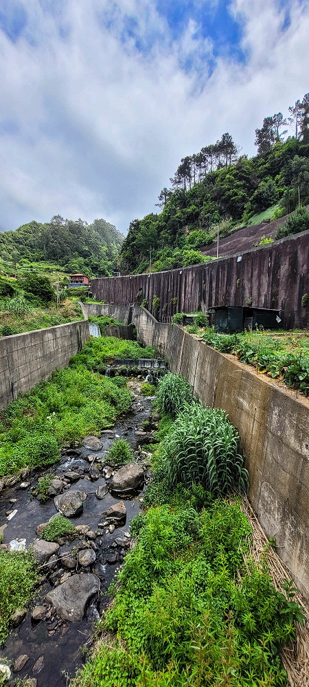 Levada do Poio — Die ersten Meter in der Stützmauer der Ribeira da Vargem — Foto 2