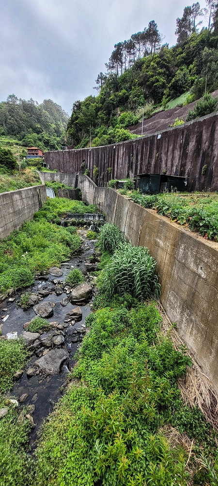 Levada do Poio — Die ersten Meter in der Stützmauer der Ribeira da Vargem — Foto 3
