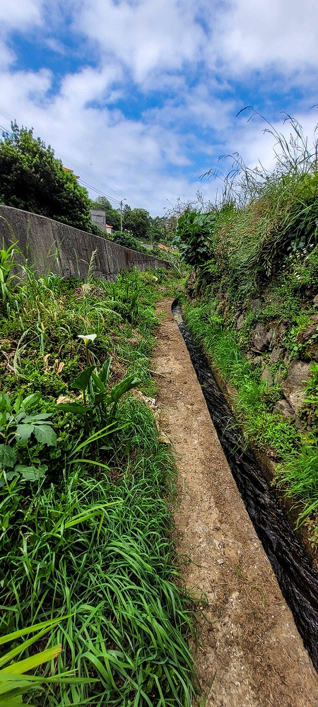 Levada da Achada do Beirão — Die ersten Meter hinter der Stützmauer der Ribeira da Vargem — Foto 3