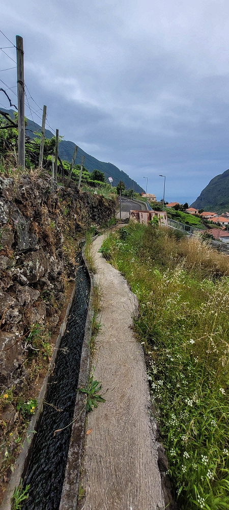 Levada do Poio — In die kleine Schlucht der Ribeira dos Agrioes ou Seca — Foto 8