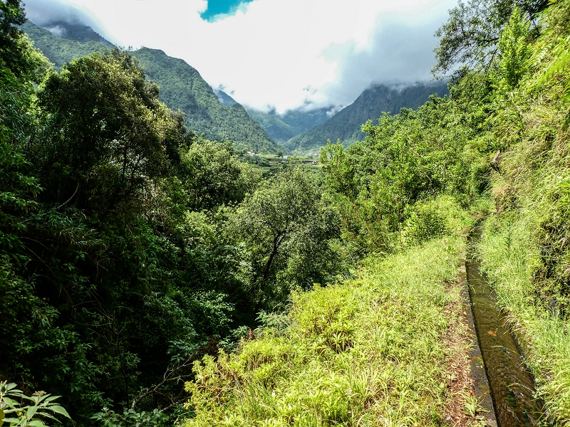 13.07.2018 Abschlusswanderung auf dem unglaublich grünen Unterlauf der Levada das Faias — Bis oberhalb des ersten Niveauüberganges — Foto 17