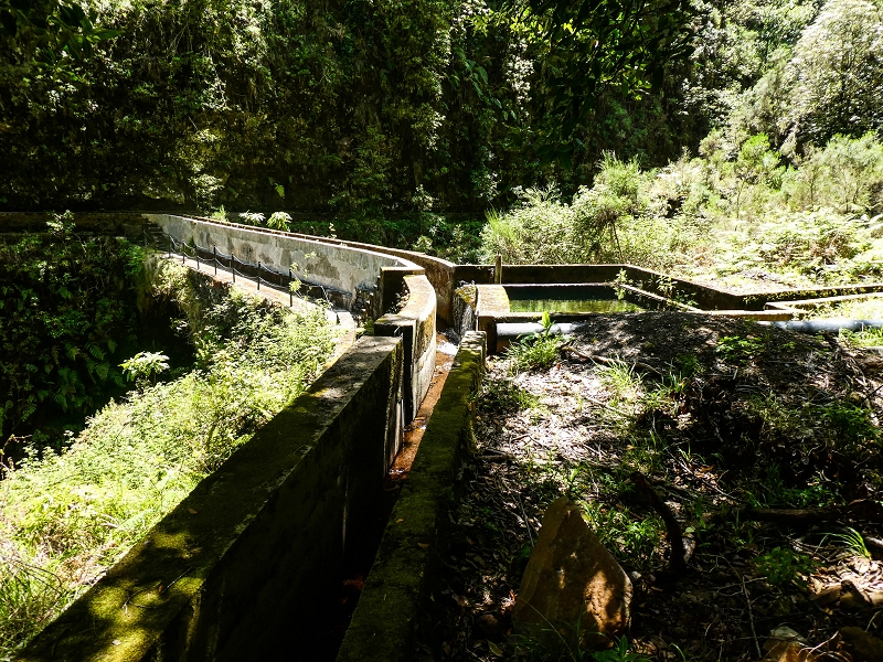 14.05.2019 Wieder einmal in einem meiner Lieblingsgebiete unterwegs: Faja da Nogueira — Die Brücke mit den beiden zuführenden Levadas — Foto 1