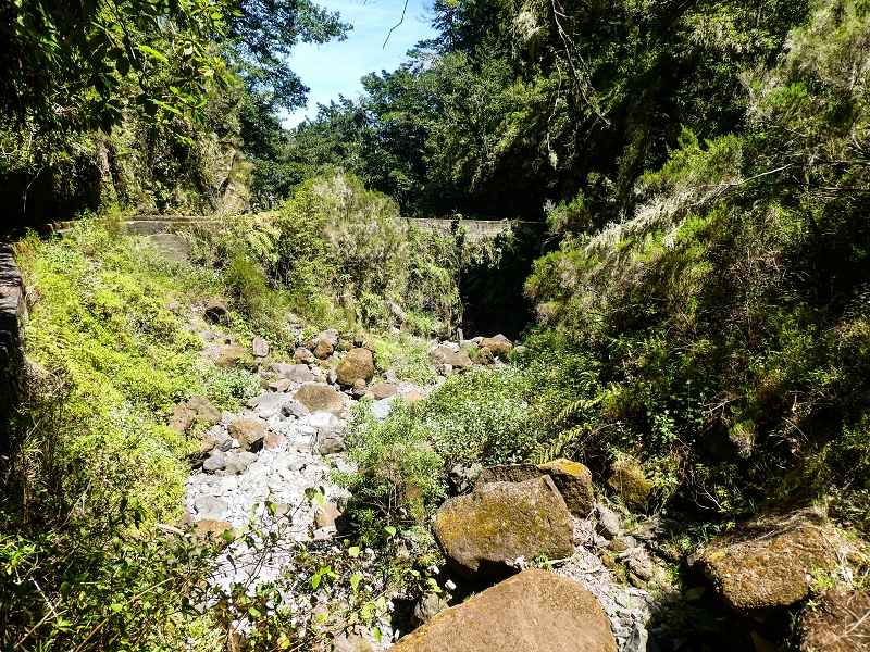 14.05.2019 Wieder einmal in einem meiner Lieblingsgebiete unterwegs: Faja da Nogueira — Die Brücke mit den beiden zuführenden Levadas — Foto 9