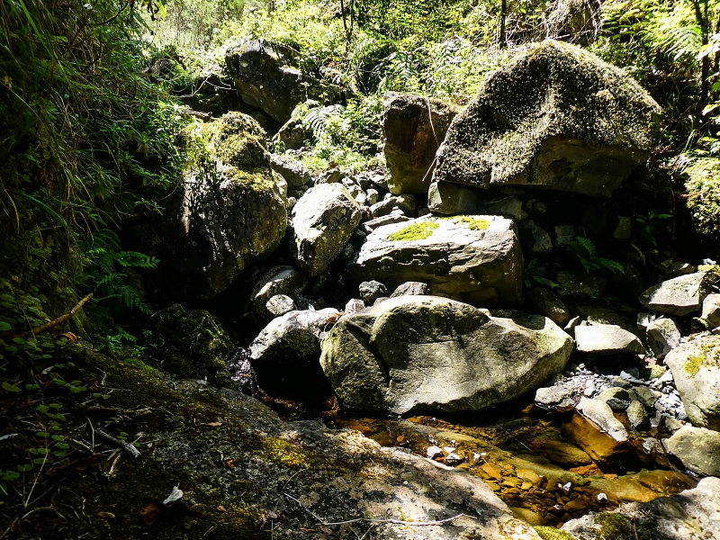 14.05.2019 Wieder einmal in einem meiner Lieblingsgebiete unterwegs: Faja da Nogueira — Die Brücke mit den beiden zuführenden Levadas — Foto 17