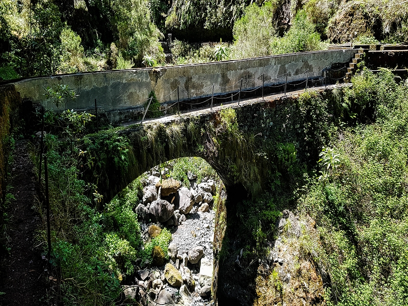 14.05.2019 Wieder einmal in einem meiner Lieblingsgebiete unterwegs: Faja da Nogueira — Die Brücke mit den beiden zuführenden Levadas — Foto 23
