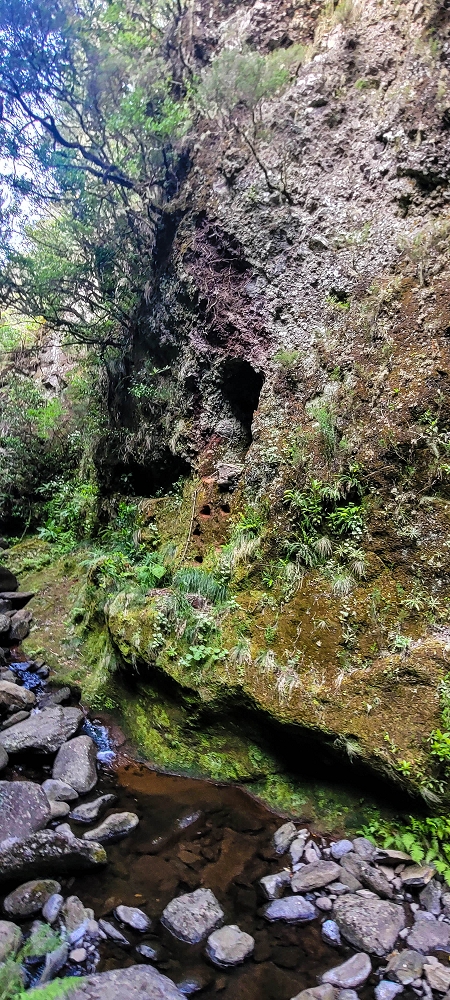 14.06.2024 Traumtour im Rabaçal abseits der Touristenströme — Kreuzung der Levada da Senhora mit der Ribeira Grande: - Im Bachbett der Ribeira unterhalb der Tunnels — Foto 1