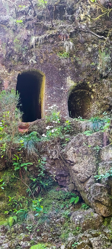 14.06.2024 Traumtour im Rabaçal abseits der Touristenströme — Kreuzung der Levada da Senhora mit der Ribeira Grande: - Im Bachbett der Ribeira unterhalb der Tunnels — Foto 3