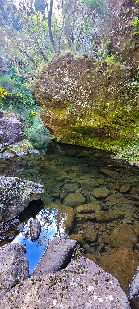 14.06.2024 Traumtour im Rabaçal abseits der Touristenströme — Kreuzung der Levada da Senhora mit der Ribeira Grande: - Im Bachbett der Ribeira unterhalb der Tunnels — Foto 5