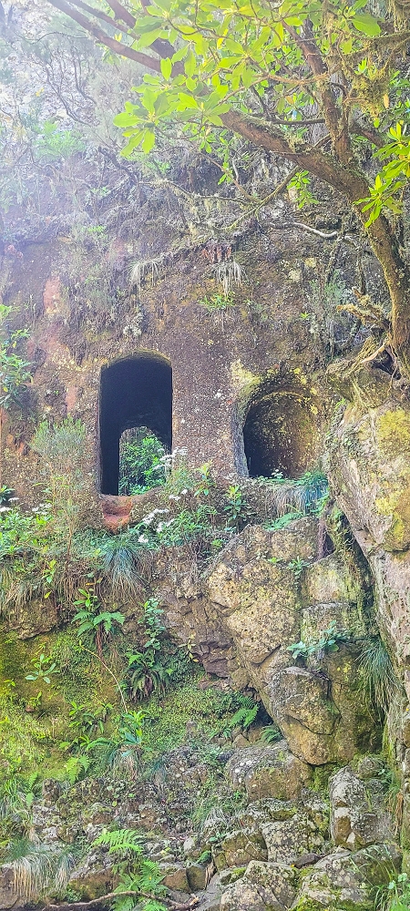 14.06.2024 Traumtour im Rabaçal abseits der Touristenströme — Kreuzung der Levada da Senhora mit der Ribeira Grande: - Im Bachbett der Ribeira unterhalb der Tunnels — Foto 6