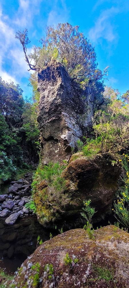 14.06.2024 Traumtour im Rabaçal abseits der Touristenströme — Kreuzung der Levada da Senhora mit der Ribeira Grande: - Im Bachbett der Ribeira unterhalb der Tunnels — Foto 7