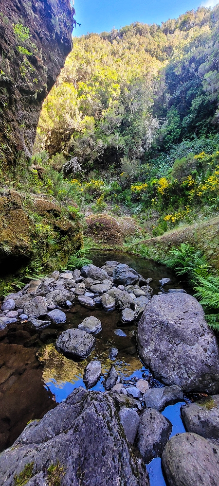 14.06.2024 Traumtour im Rabaçal abseits der Touristenströme — Kreuzung der Levada da Senhora mit der Ribeira Grande: - Im Bachbett der Ribeira flussaufwärts — Foto 1