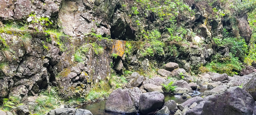 14.06.2024 Traumtour im Rabaçal abseits der Touristenströme — Kreuzung der Levada da Senhora mit der Ribeira Grande: - Im Bachbett der Ribeira flussaufwärts — Foto 13