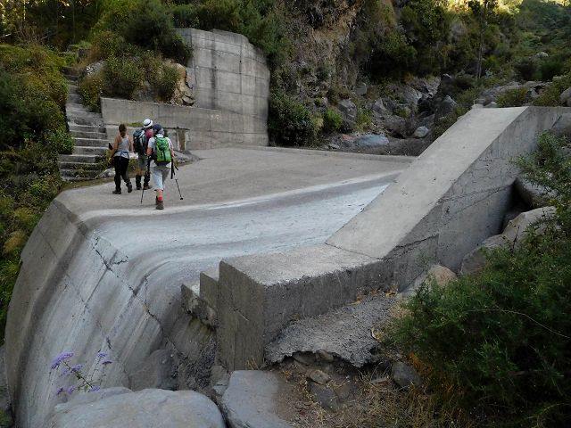 Levada do Pico do Cardo — Bachverbauung (2017) — Foto 1